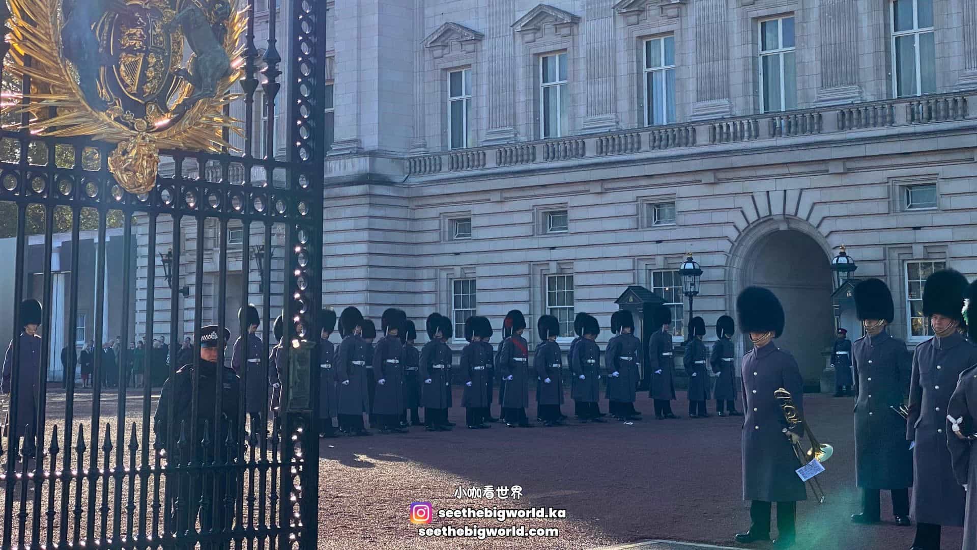 Buckingham Palace Changing of the Guard: Times & Photo Spots