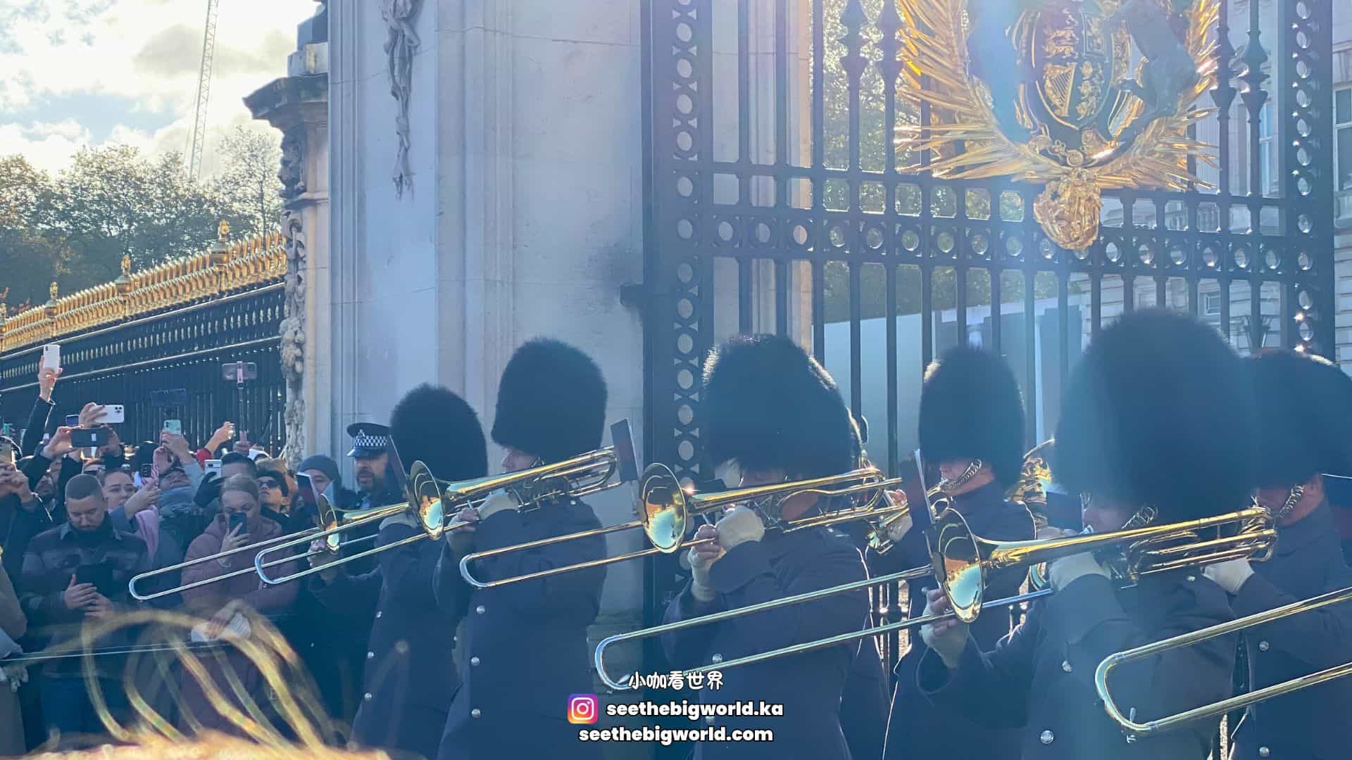 Buckingham Palace Changing of the Guard: Times & Photo Spots
