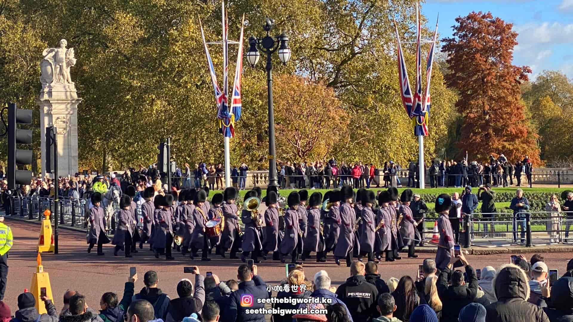 Buckingham Palace Changing of the Guard: Times & Photo Spots