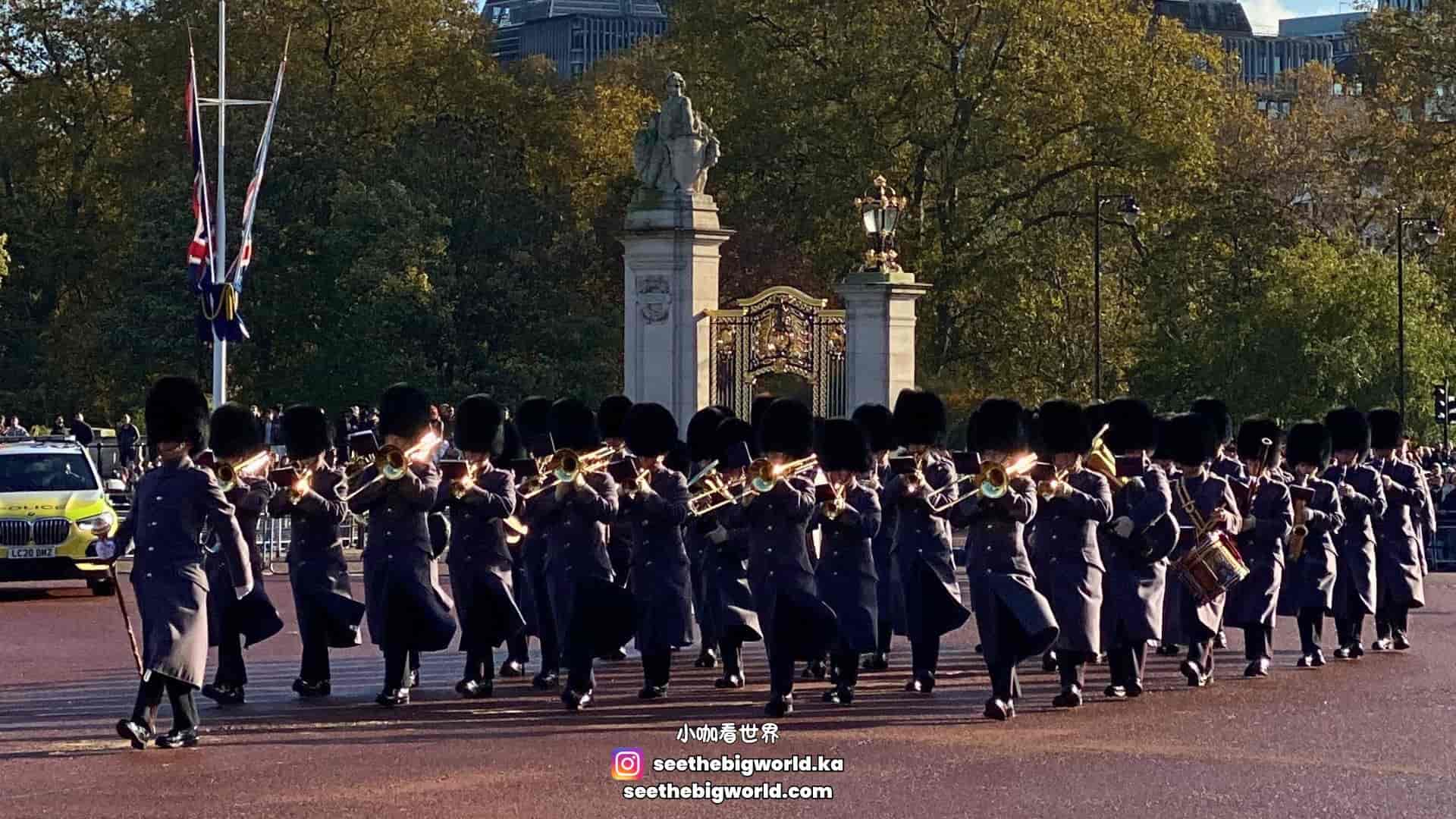 Buckingham Palace Changing of the Guard: Times & Photo Spots