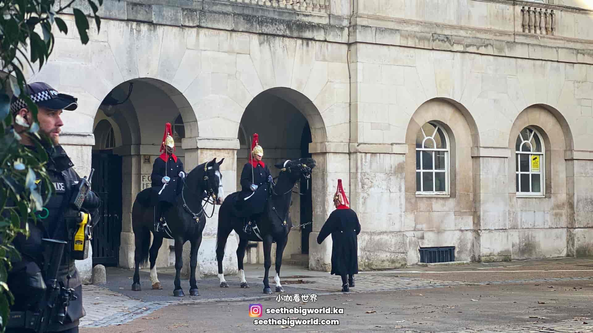 Buckingham Palace Changing of the Guard: Times & Photo Spots