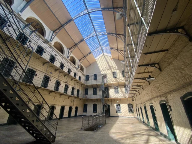 📍Kilmainham Gaol, Dublin, Ireland

1916 年，愛爾蘭復活節起義領袖在 Kilmainham Gaol 被槍決。

英國原以為處決領袖就能平息革命，卻反而製造了一批烈士，讓獨立運動越燒越旺。

Kilmainham Gaol 現在是都柏林最值得一訪的地方之一，因為你會帶著問題離開。

完整參觀攻略請到小咖看世界網站查看

In 1916, the leaders of the Easter Rising were executed in the yard of Kilmainham Gaol. Britain thought it would end the rebellion. It didn’t.

#KilmainhamGaol #dublin #ireland 
#seethebigworld